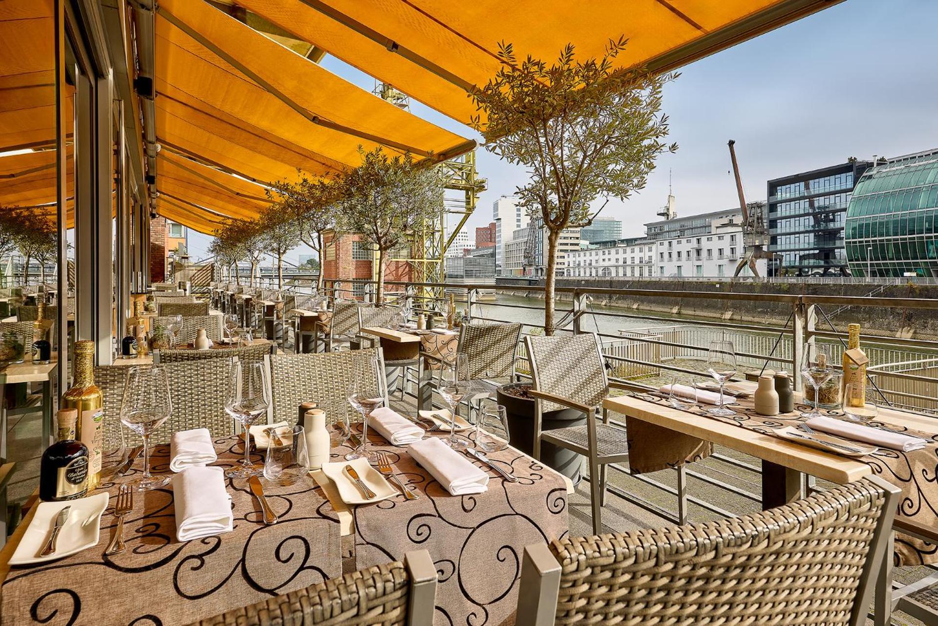 Courtyard By Marriott Duesseldorf Hafen Hotel Exterior foto